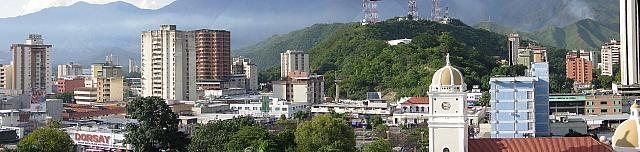 Sector centro norte de Maracay. La catedral y la plaza Girardot en el centro;  frente al cerro El Calvario con montones de antenas. Lástima que el ángulo no toma la cordillera.