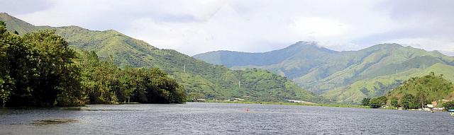 Vista del cerro Cataure (al fondo) desde el embalse de Tierra Blanca, entre Villa de Cura y San Juan de los Morros.