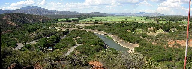 Aliviadero del embalse Dos Cerritos y vista hacia el valle de El Tocuyo, zona cañífera como se puede ver.
