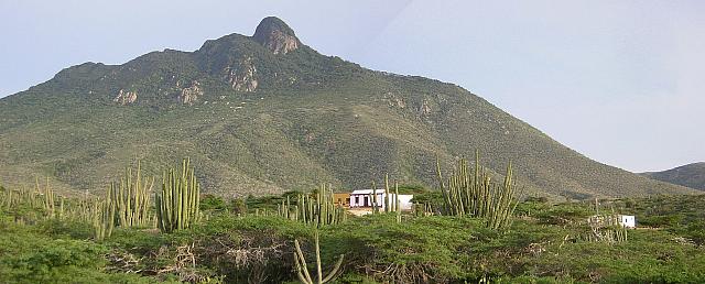 Una vista (entre muchas) del cerro Santa Ana en el centro de la península de Paraguaná. Casualmente, esta es la vista desde las cercanías de Buenavista.