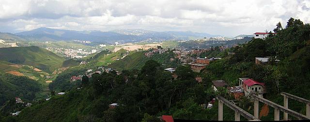 Sector de San Pedro de los Altos y sur de Los Teques. Al fondo en el centro, sobre la montaña, se pueden ver los bloques de La Rosaleda, cerca de casa de Gustavo.