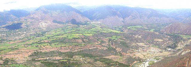 Cerca de Las González. A la izquierda, asoma San Juan. En el centro de las montañas y lejos un pedacito de Jají. En el centro y arriba de la meseta que se observa se encuentra la penitenciaría de Mérida.
