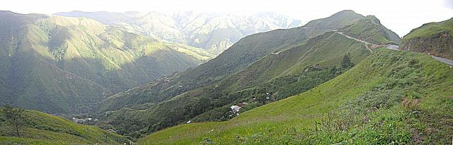 La vista hacia el sur, desde la carretera La Victoria-Colonia Tovar, un día particularmente nublado