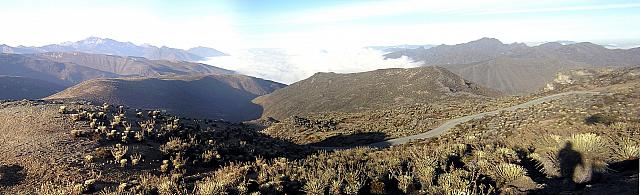 El lago de Maracaibo (debajo de las nubes, junto con Timotes). En primer plano la carretera de Piñango.