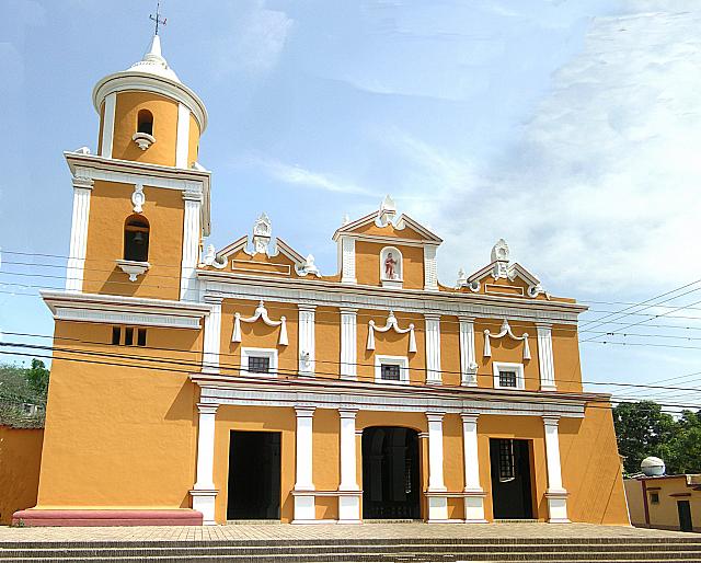 Iglesia en la avenida Bolívar de San Carlos (Cojedes), muy bien iluminada por el sol matutino.