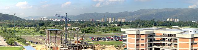 Norte de Valencia y en primer plano la construcción de la Universidad de Carabobo