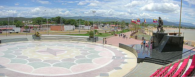 El nuevo monumento a Miranda en La Vela de Coro, mirando hacia el pueblo.