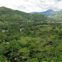 Desde el tope del muro del embalse de Tierra Blanca, vista hacia el cerro Cataure -al fondo-.