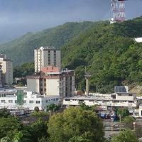 Sector centro norte de Maracay. La catedral y la plaza Girardot en el centro;  frente al cerro El Calvario con montones de antenas. Lástima que el ángulo no toma la cordillera.