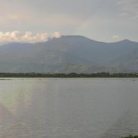 Vista de la cordillera de la costa desde la parte sur de el embalse de Taiguaiguai.