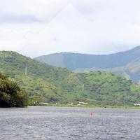 Vista del cerro Cataure (al fondo) desde el embalse de Tierra Blanca, entre Villa de Cura y San Juan de los Morros.