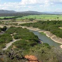 Aliviadero del embalse Dos Cerritos y vista hacia el valle de El Tocuyo, zona cañífera como se puede ver.