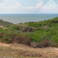 En la cercanía de La Vela, un protomédano aledaño al mar, y al fondo, el cerro Santa Ana en plena península de Paraguaná (a unos 50 km del sitio).