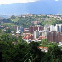 Creo que esto es La Boyera, este de Caracas. Lo interesante de esta composición es que fue realizada con dos fotografías de diferente longitud focal.