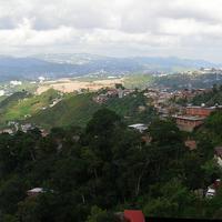 Sector de San Pedro de los Altos y sur de Los Teques. Al fondo en el centro, sobre la montaña, se pueden ver los bloques de La Rosaleda, cerca de casa de Gustavo.