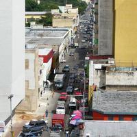 La "avenida" Miranda, en Maracay. Al fondo, la torre Sindoni, el edificio más alto de la ciudad a la fecha.
