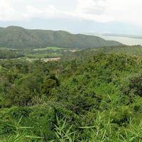Valle de Macapo, cerca de Magdaleno, en la subida hacia Guacamaya y Belén. Al fondo, bajo la calina, Palo Negro, Turmero y demás ciudades de la Gran Maracay.