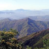 Desde la cordillera de la costa, la vista de la Serranía del Interior. Los dos promontorios más altos son Cataure (a la izquierda) y Platillón.