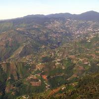 La Colonia Tovar en una vista inédita (para mí), desde el este, en la que puede apreciarse todo el valle de la Colonia que a su vez es el del nacimiento del rio Tuy. En el centro, el pico Codazzi.