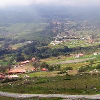 La mitad del valle del Mucujún visto desde el otro lado (esto es, desde donde no pasa la carretera). El pequeño poblado -con iglesia- en el centro, es La Caña.