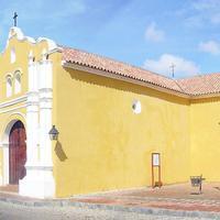 Esta iglesia (creo que se llama 'Santa Inés') está justo al lado de la primera cruz que pusieron en el pueblo de Coro. Y quizás hasta sea la iglesia más antigua de allí.... averiguaré.