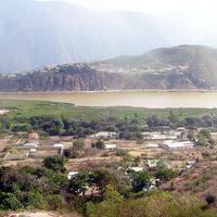 Esto es Lagunillas, en Mérida. De aquí extraían los indígenas precolombinos el 'urao' que servía para comerciar entre ellos. Ahora se puede ver la población moderna y el parque que se adosa a la laguna de donde se extraía.
