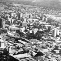 Foto recursiva: es la foto de una foto de Maracay, en gran formato, del año (aprox.) 1976. Algo desenfocada en ciertas partes, pero da la idea.