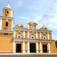 Iglesia en la avenida Bolívar de San Carlos (Cojedes), muy bien iluminada por el sol matutino.