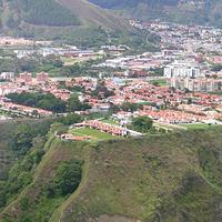 El suroeste de la meseta de Mérida, al fondo y a la derecha, el centro de la ciudad; abajo, el río Chama.