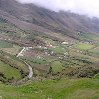 La carretera que baja hacia Las Mesitas, desde el alto de Arenales, Trujillo