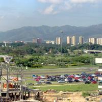 Norte de Valencia y en primer plano la construcción de la Universidad de Carabobo