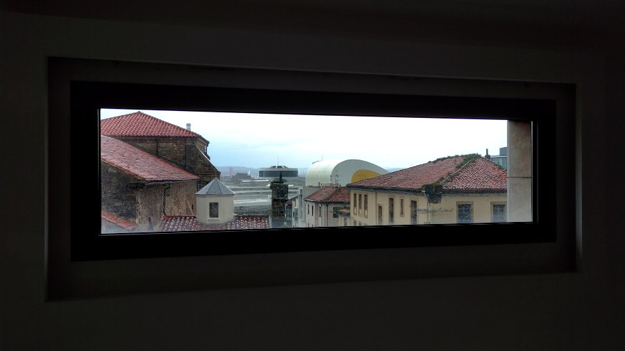 Vista de tejados a través de una ventana