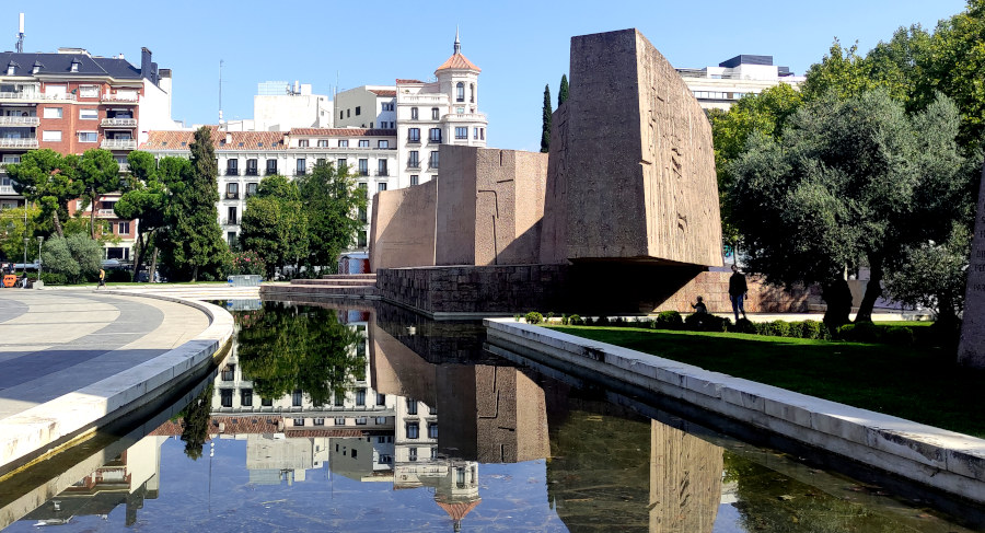 Un edificio se refleja en un estanque