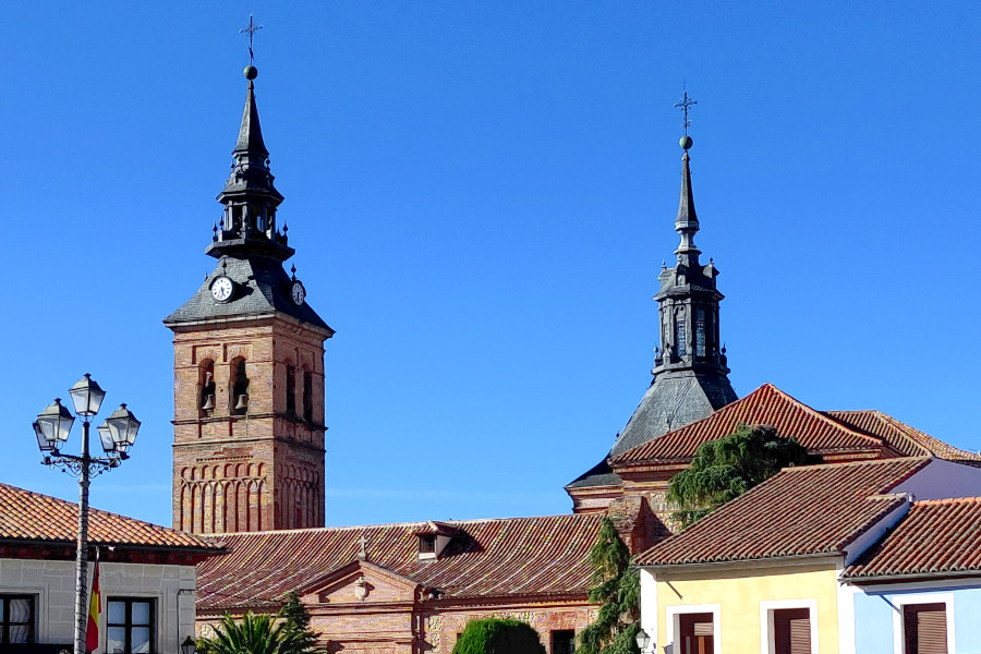 Tejados alrededor de una plaza con dos torres muy aguzadas