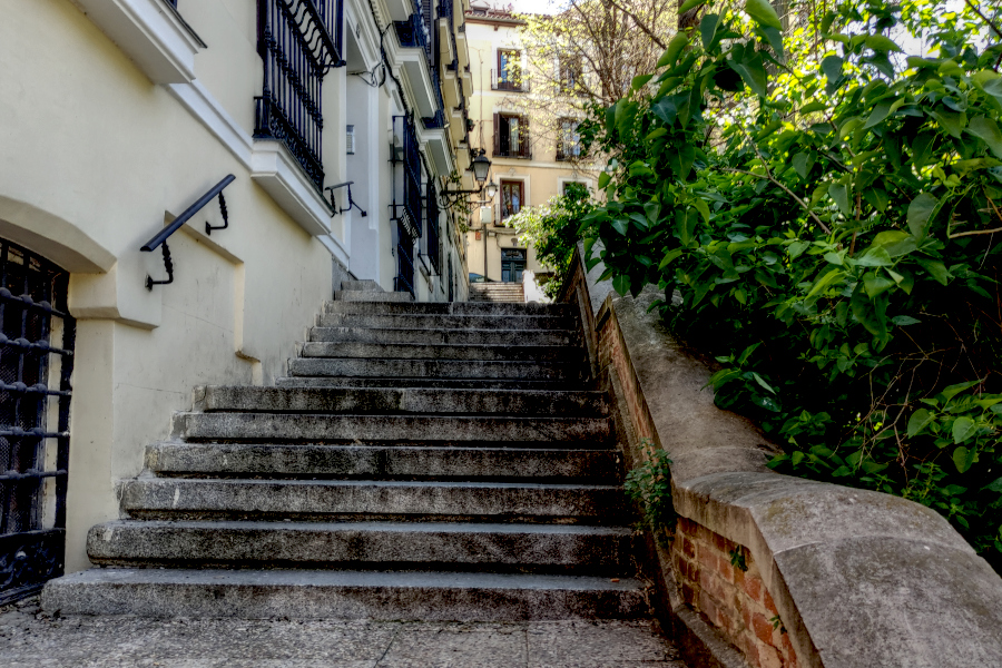 Un segmento de una escalera larguísima