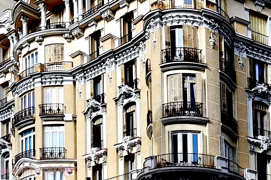 Esquina de un edificio con balcones