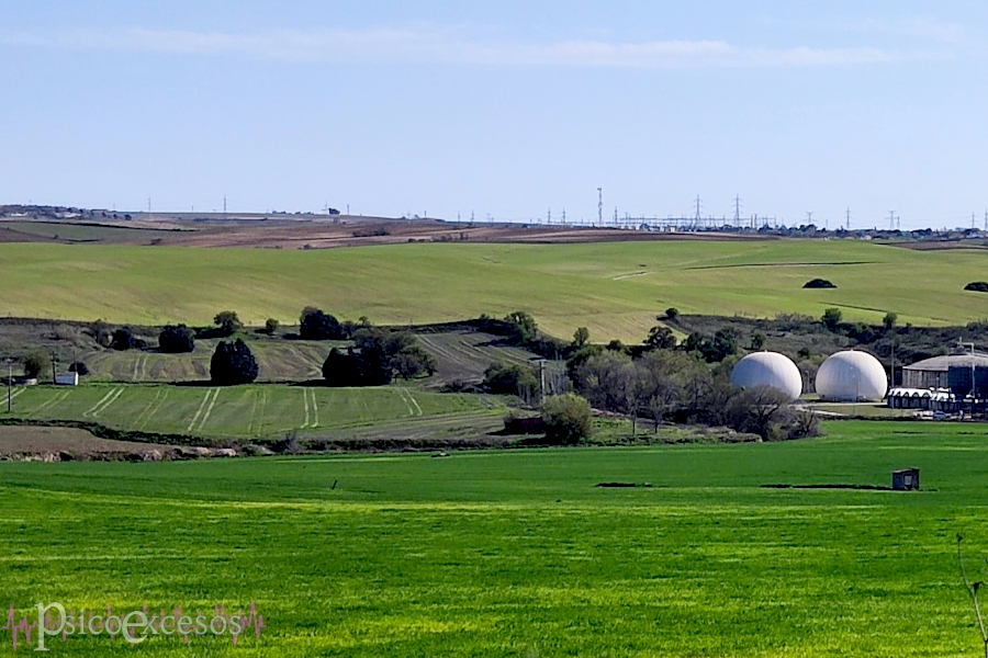 Paisaje ondulado donde se ven dos cúpulas blancas