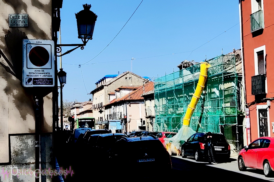 reconstrucción de una casa con tubo amarillo para desechos