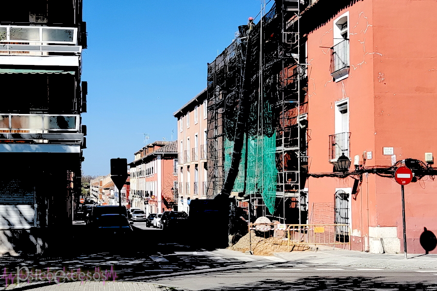 reconstrucción de otra casa con tubo negro para desechos