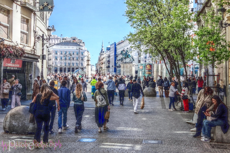Personas caminan por la calle