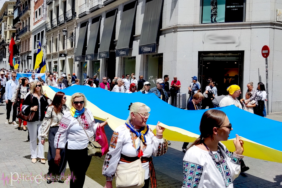 Manifestantes con una larga bandera ucraniana